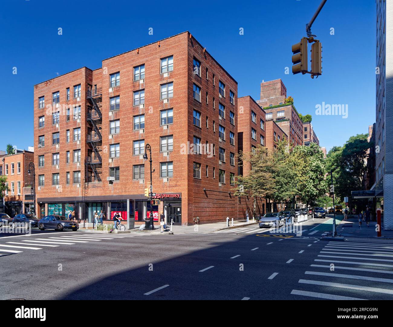 Greenwich Village Landmark: Ein eher einfaches Backsteinappartement von Horace Ginsberg (alias Ginsbern), bekannt für Art déco-Gebäude in der Bronx. Stockfoto