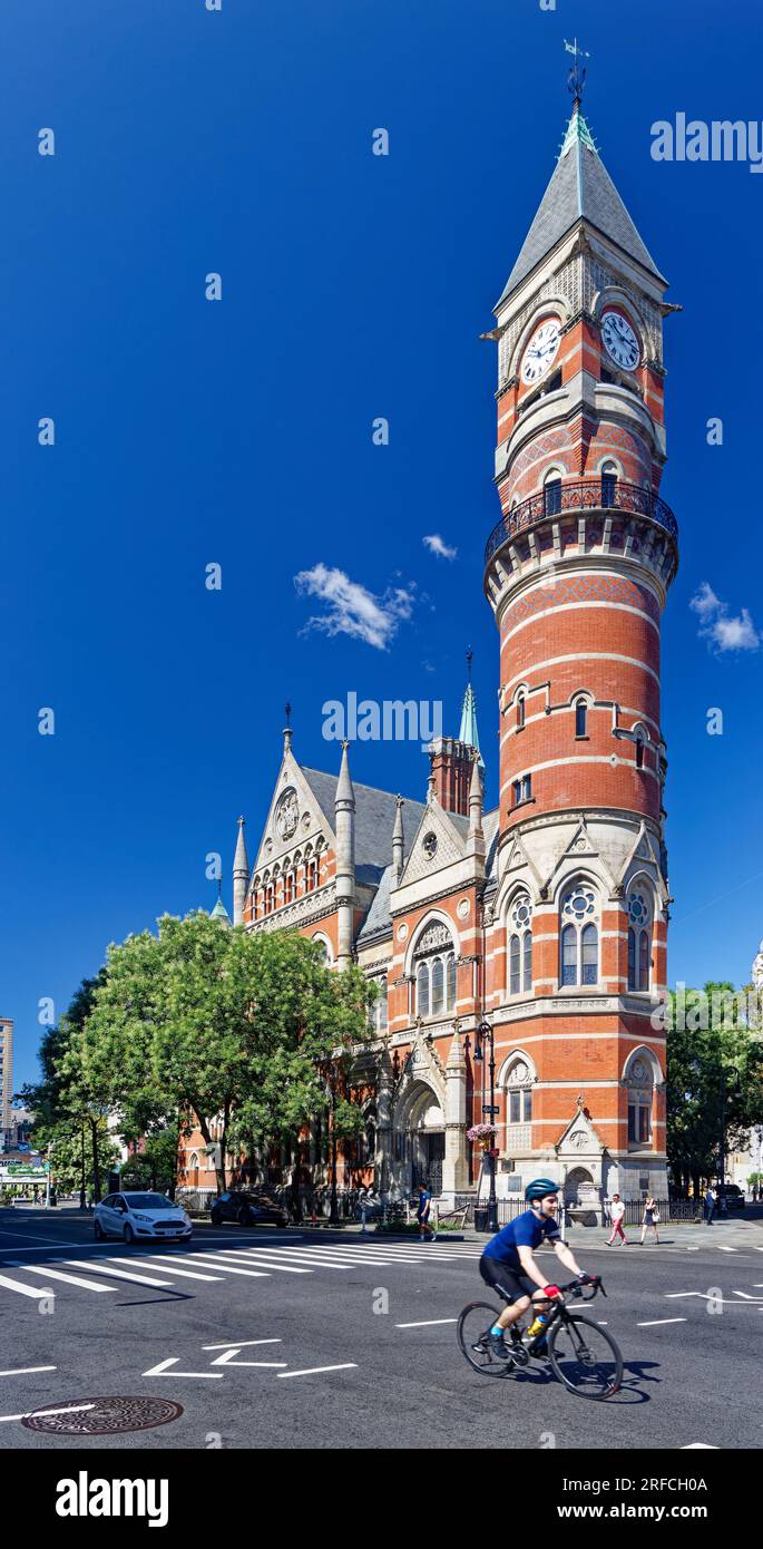 Greenwich Village Landmark: Jefferson Market Branch der NY Public Library befindet sich im ehemaligen Gerichtsgebäude und Feuerturm in der Sixth Avenue 425. Stockfoto