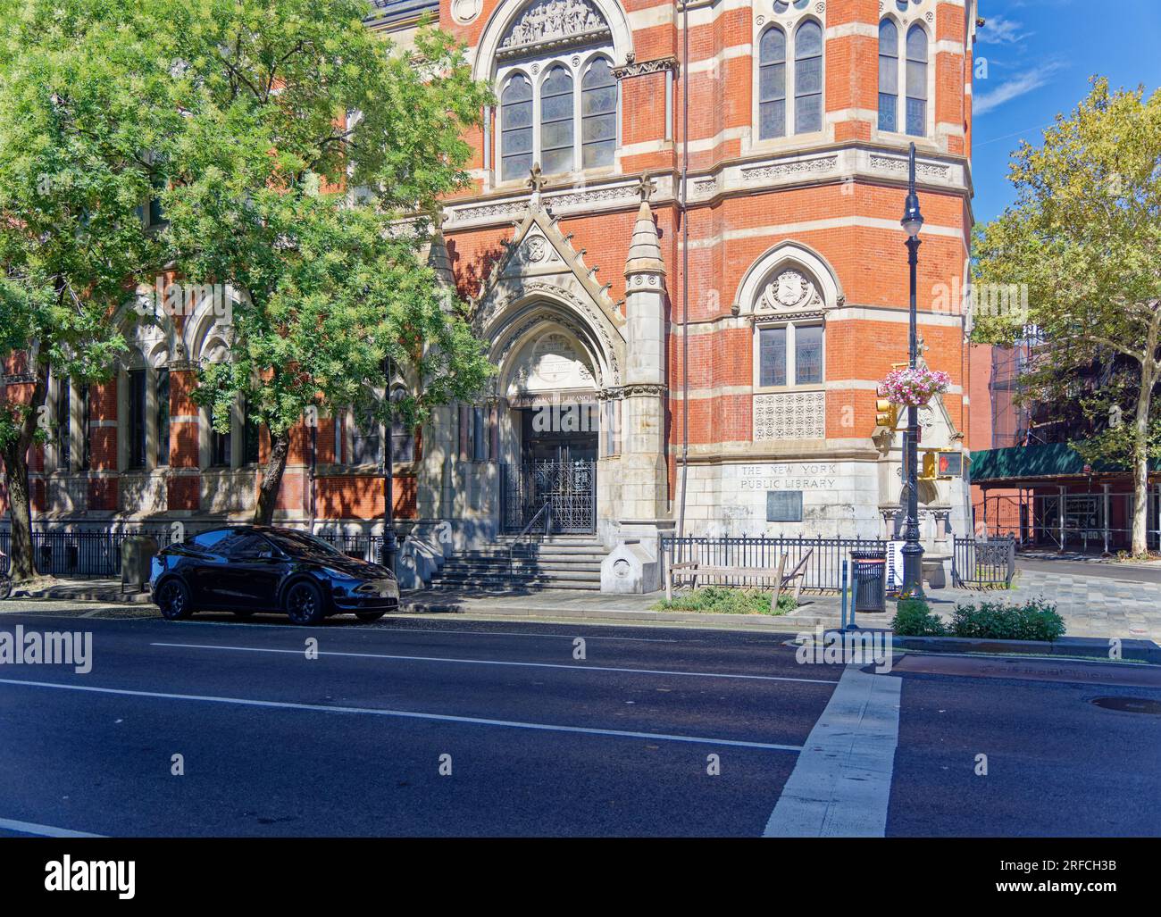 Greenwich Village Landmark: Jefferson Market Branch der NY Public Library befindet sich im ehemaligen Gerichtsgebäude und Feuerturm in der Sixth Avenue 425. Stockfoto