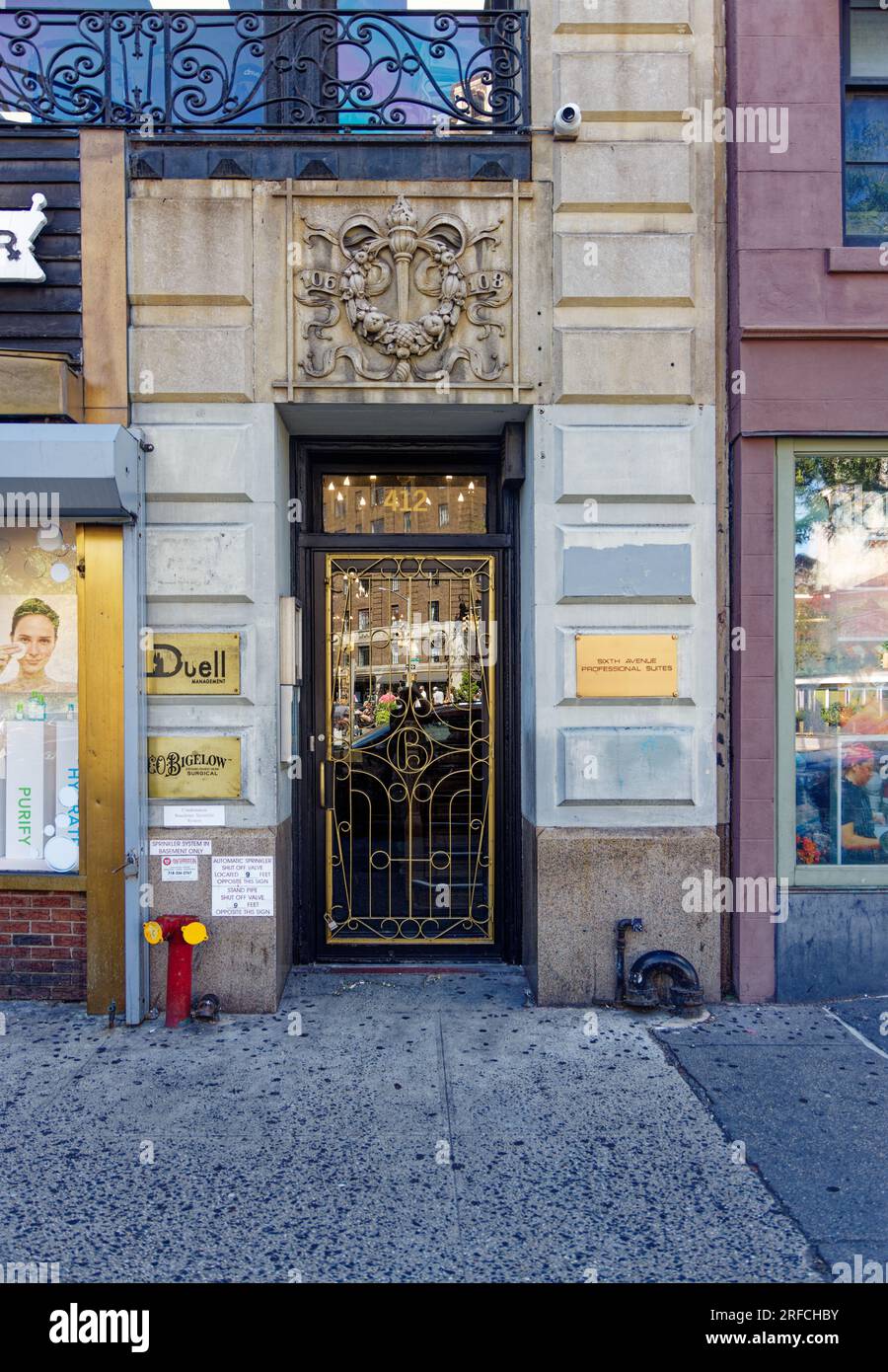 Greenwich Village Landmark: Ärzte befinden sich jetzt in den Büros über der Apotheke Bigelow in der Sixth Avenue 412 – folgen Sie dem Neonpfeil. Stockfoto