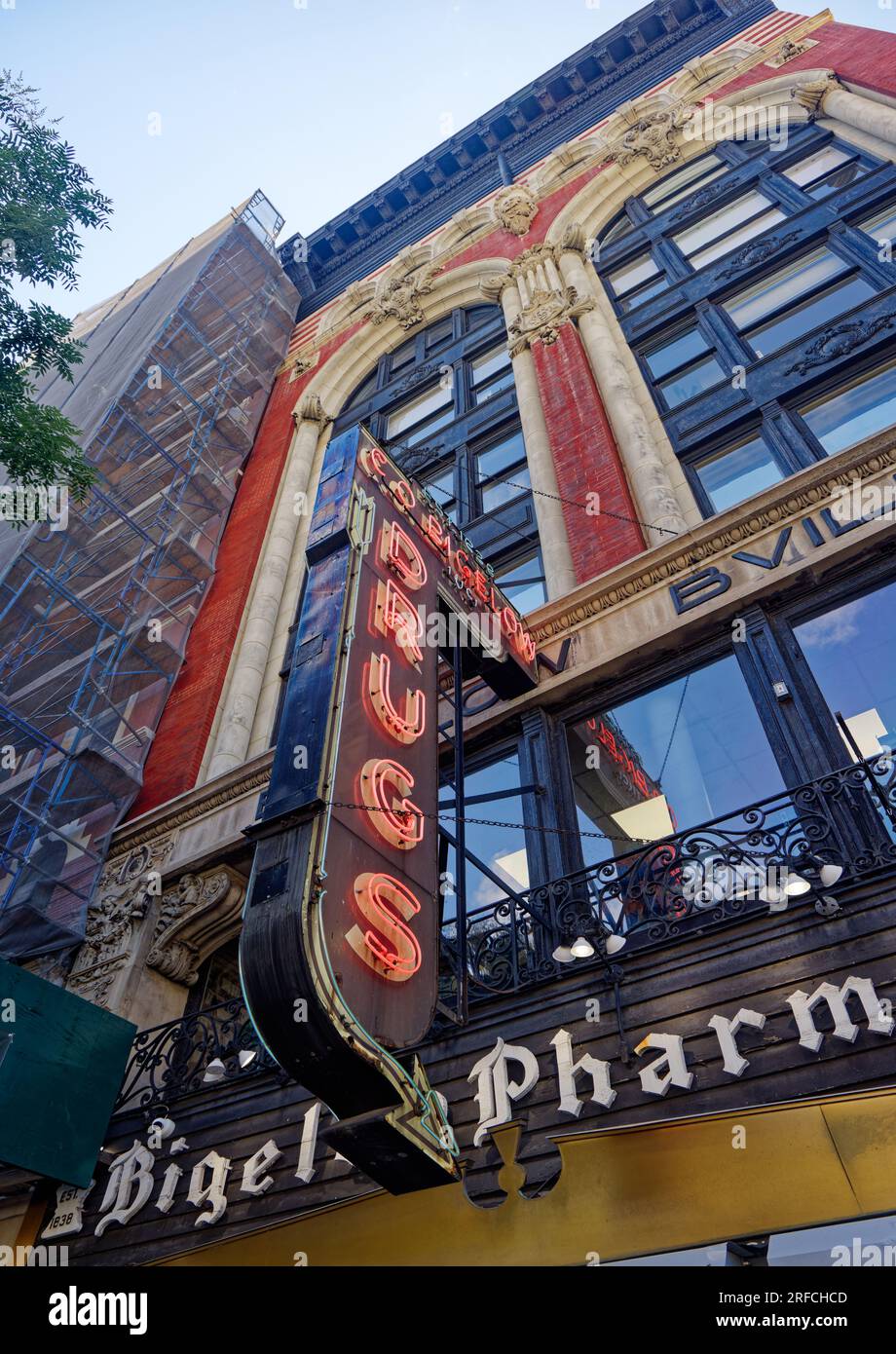 Greenwich Village Landmark: Ärzte befinden sich jetzt in den Büros über der Apotheke Bigelow in der Sixth Avenue 412 – folgen Sie dem Neonpfeil. Stockfoto
