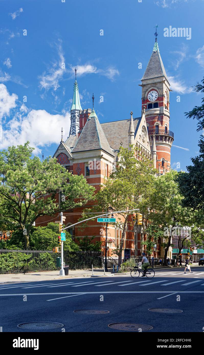 Greenwich Village Landmark: Jefferson Market Branch der NY Public Library befindet sich im ehemaligen Gerichtsgebäude und Feuerturm in der Sixth Avenue 425. Stockfoto