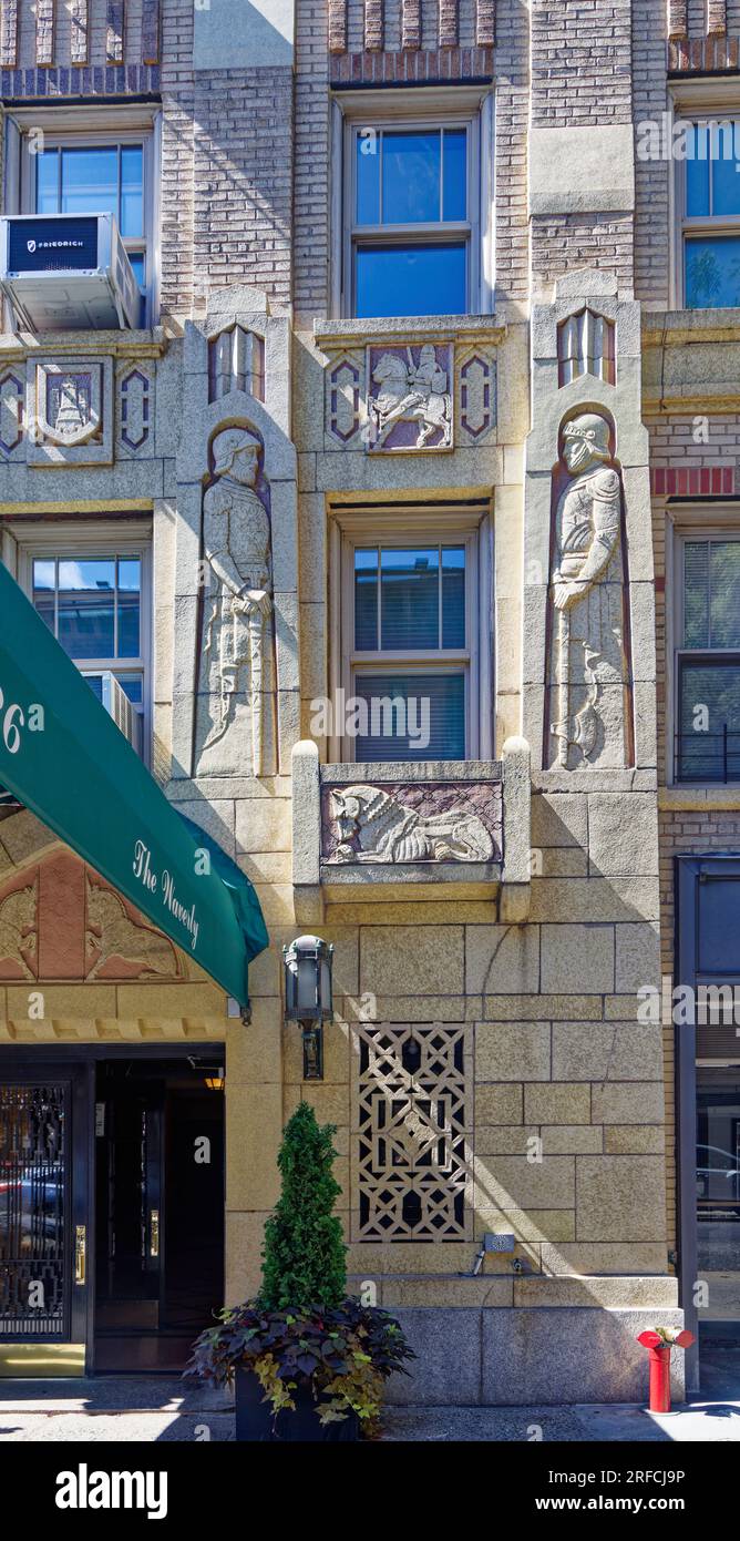 Greenwich Village Landmark: Das Waverly verbindet Ziegel, Stein und Terracotta in einem Art déco-Hochhaus an der Ecke Sixth Avenue und Waverly Place. Stockfoto