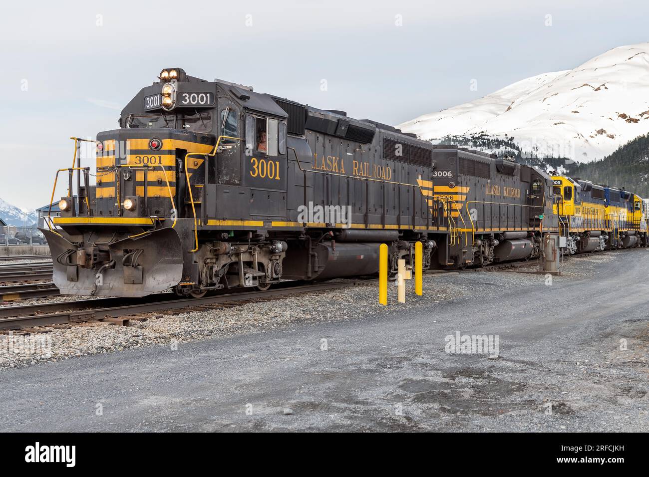 Alaska Railroad Locomotive 3001 mit schneebedeckten Bergen dahinter, Whittier, Alaska, USA Stockfoto