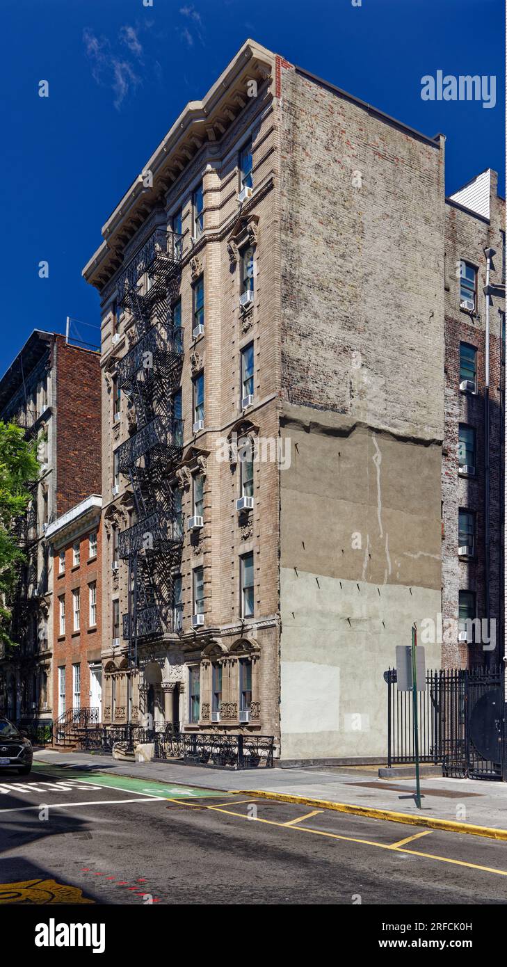 Greenwich Village Landmark: Üppig in Stein dekoriert, 135 West 10. Street ist ein sechsstöckiges Ziegelappartement-Gebäude. Stockfoto