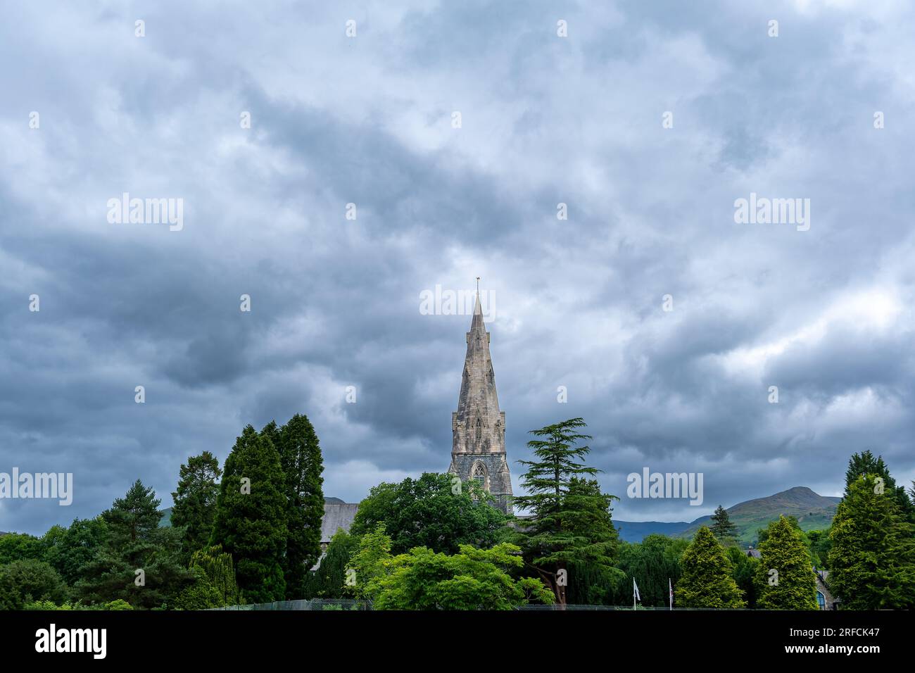 Ambleside, England, Großbritannien - 05. Juli 2023: St. Mary's Church wurde Anfang des 19. Jahrhunderts erbaut und ist im frühen gotischen Stil gehalten. Die alte Sandsteinart in der Nähe der Kirche Stockfoto