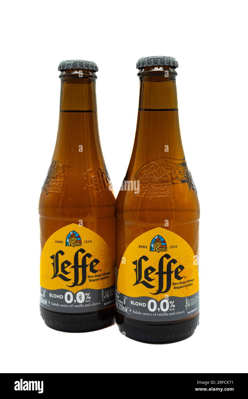 Irvine, Schottland, UK-21. Juli 2023: Flaschen von Leffe-Markenbier mit einem Alkoholgehalt von Null Prozent in wiederverwertbaren Glasflaschen und einer grafischen Darstellung Stockfoto
