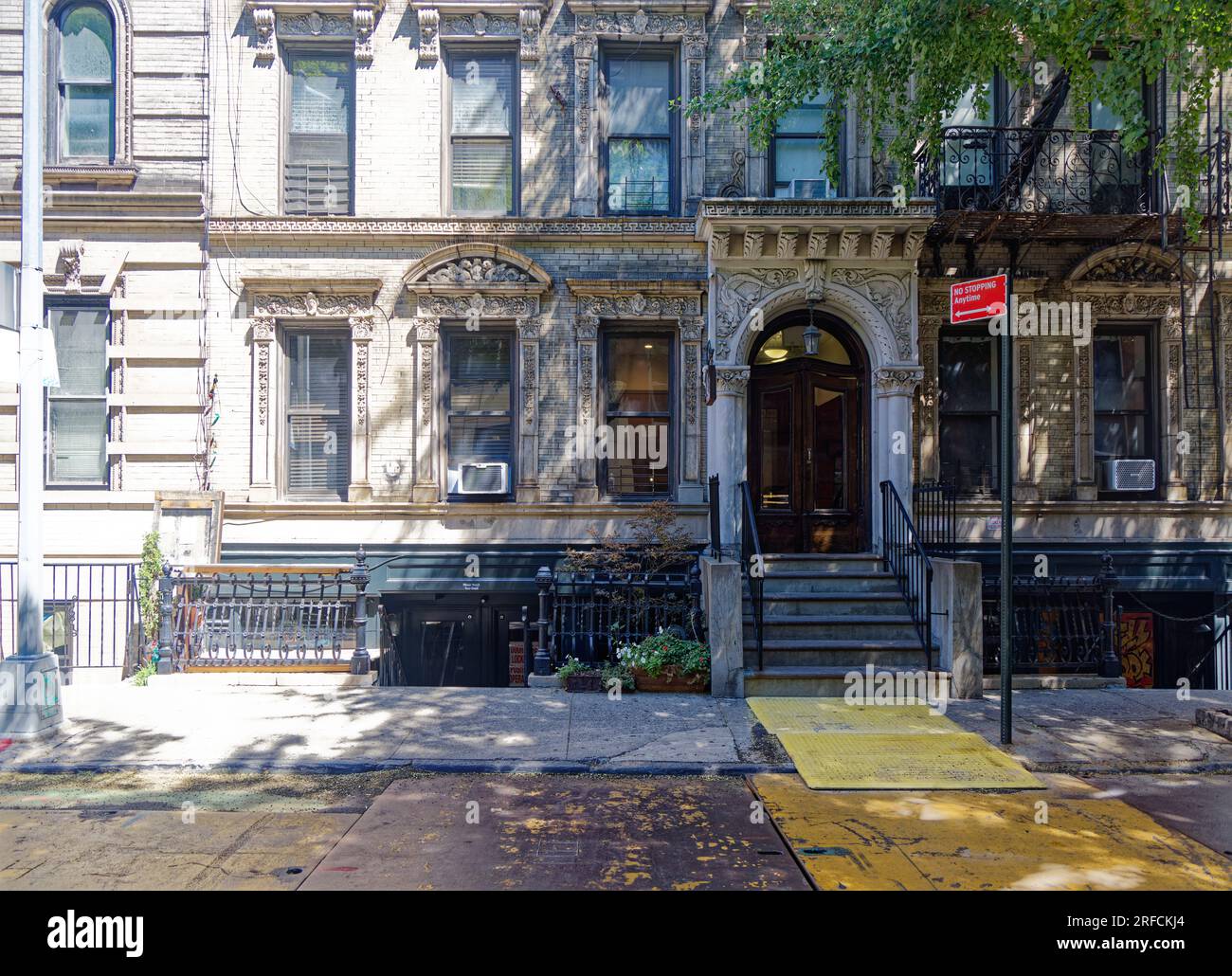Greenwich Village Landmark: Das Adelaide ist ein sechsstöckiges Ziegelappartmentgebäude in der 141 West 10. Street, das mit Stein und Terrakotta geschmückt ist. Stockfoto