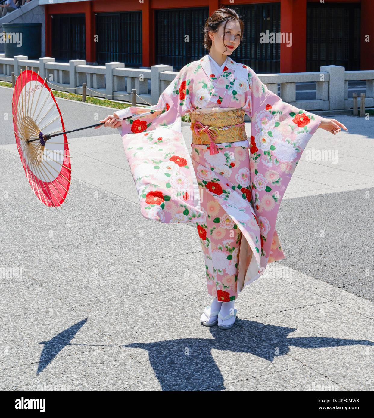 JAPANISCHE FRAU IM SENSO-JI-TEMPEL Stockfoto