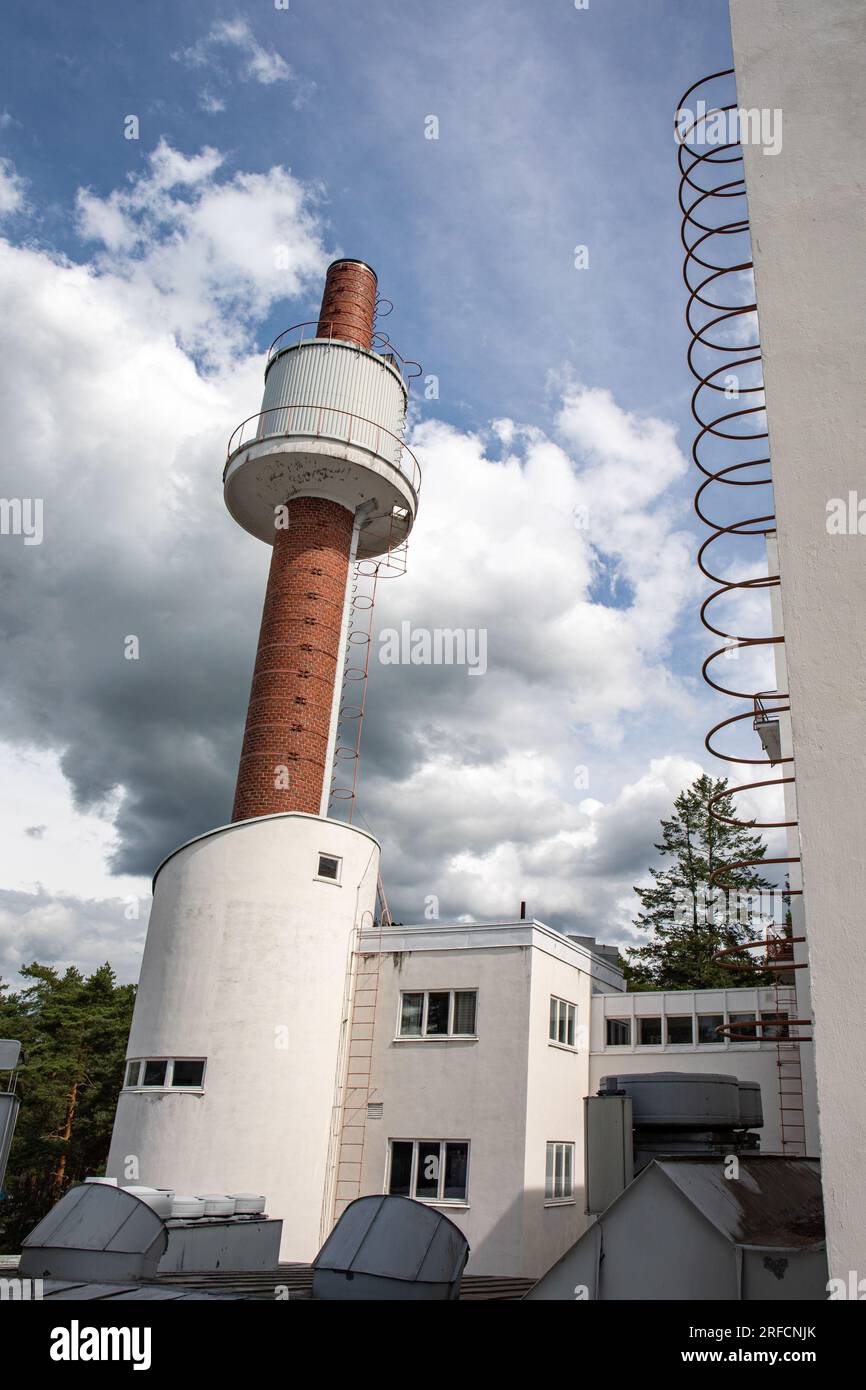 Schornsteinstapel mit montiertem Wasserturm im Paimio Sanatorium, entworfen von Aino und Alvar Aalto und erbaut 1933 in Paimio, Finnland Stockfoto