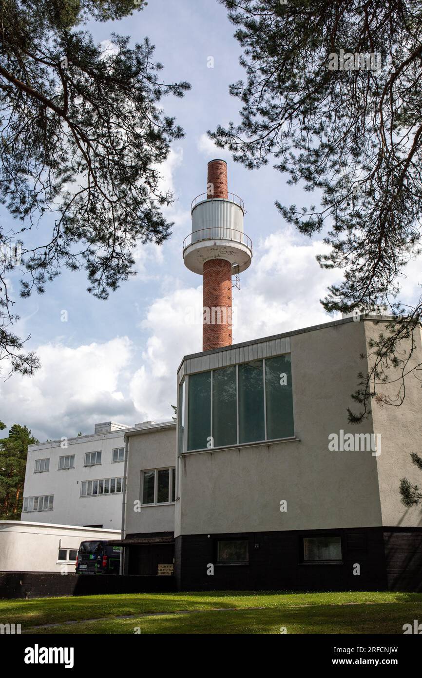 Schornstein mit montiertem Wasserturm im funktionalistischen Sanatorium Paimio, entworfen von Aino und Alvar Aalto und erbaut 1933 in Paimio, Finnland Stockfoto