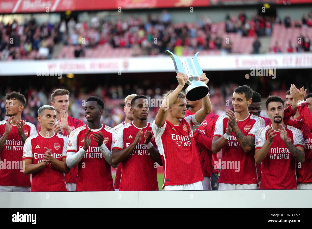 Der Martin Odegaard von Arsenal hebt die Trophäe nach dem Vorjahresspiel im Emirates Stadium in London. Bilddatum: Mittwoch, 2. August 2023. Stockfoto