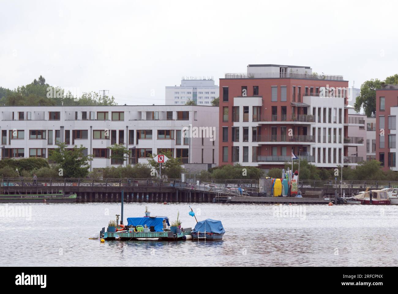 Berlin, Deutschland. 20. Juli 2023. Die Boote liegen in der Nähe des Ufers der Halbinsel Alt-Stralau in der Bucht von Rummelsburg vor Anker. Kredit: Soeren Stache/dpa/Alamy Live News Stockfoto