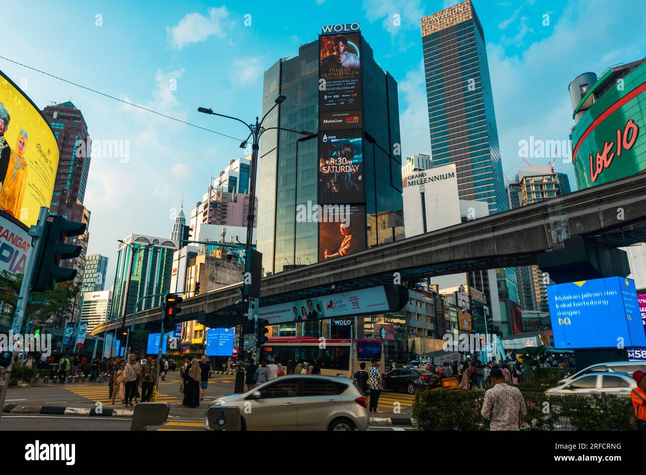 Kuala Lumpur, Malaysia - Juni 16 2023: Die belebte Straße von Jalan Bukit Bintang an der Kreuzung Bukit Bintang im Kuala Lumpur Stadtzentrum. Stockfoto