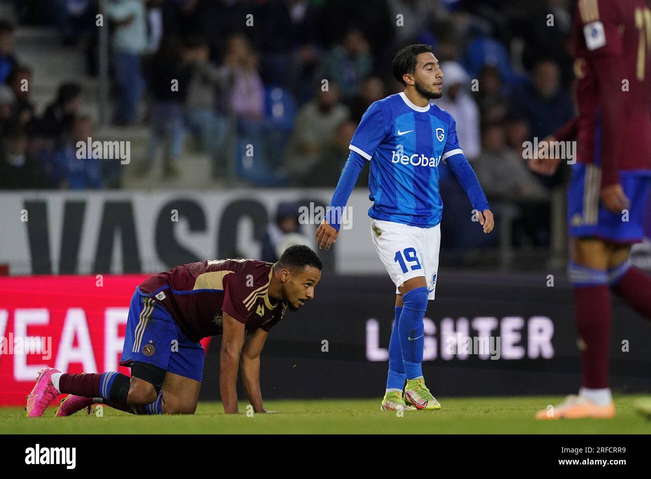 Genk, Belgien. 02. Aug. 2023. GENK, BELGIEN - AUGUST 2: Anouar Ait El Hadj von KRC Genk geht nach einem Fehler an Hussayn Touati vom Servette FC während des UEFA Champions League-Spiels zwischen KRC Genk und Servette FC in der Cegeka Arena am 2. August 2023 in Genk, Belgien (Foto von Jeroen Meuwsen/Orange Pictures) Guthaben: Orange Pics BV/Alamy Live News Stockfoto