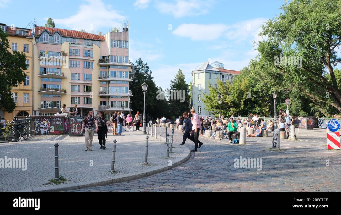 Berlin, Deutschland, 6. Juli 2023, Straßenszene auf der Admiralbrücke in Kreuzberg, beliebt bei Touristen und jungen Menschen. Stockfoto