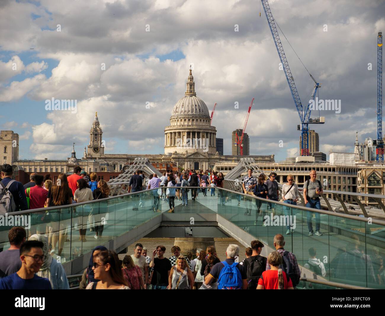 Menschen, die die Millennium Bridge in Richtung St Paul's Cathedral, London, Großbritannien, überqueren Stockfoto