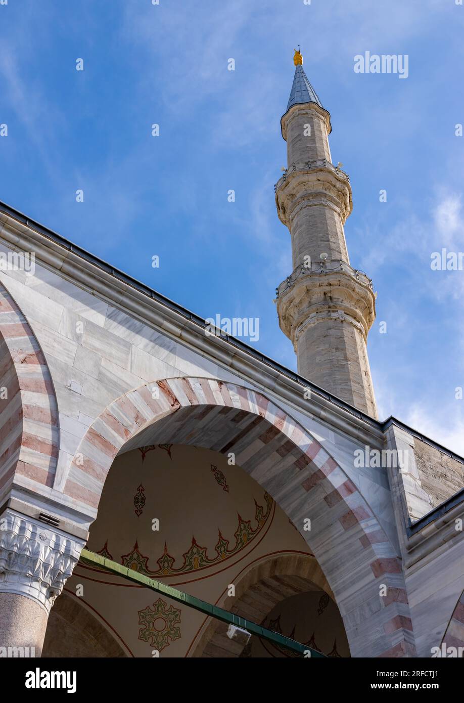 Ein Bild von einem der Minarette der Fatih-Moschee in Istanbul. Stockfoto