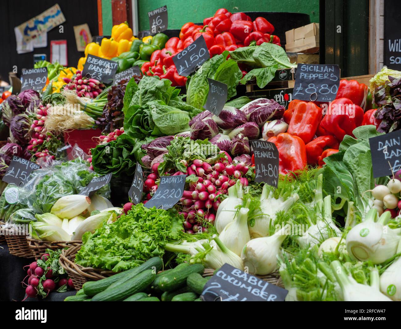 Frischgemüsestand in Borough Market, London, Großbritannien Stockfoto