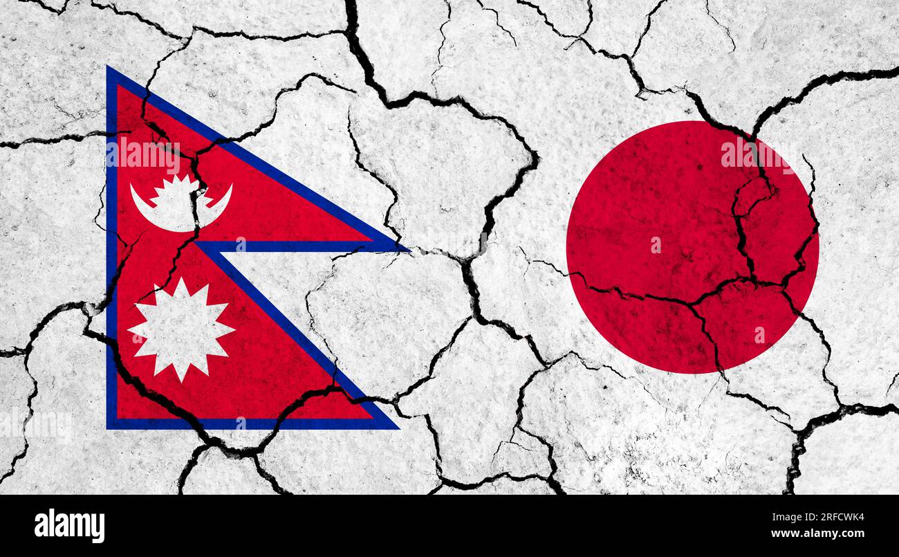 Die Flaggen Nepals und Japans auf der rissigen Oberfläche - Politik, Beziehungskonzept Stockfoto
