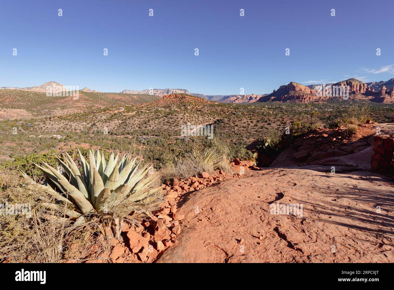 Blick über Sedona vom Cathedral Rock im Red Rock State Park Arizona USA Stockfoto