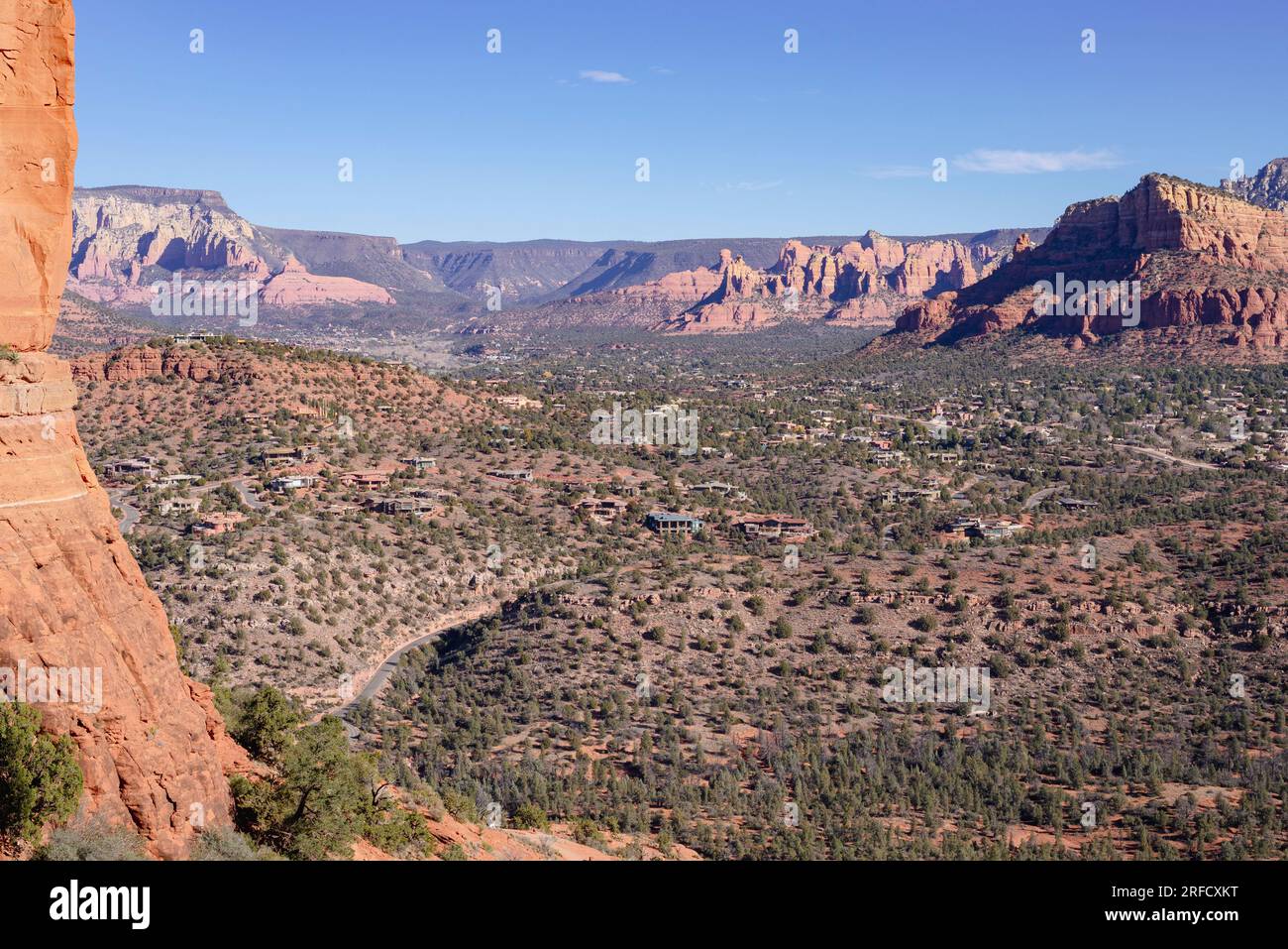 Erhöhte Aussicht in Richtung Sedona vom Cathedral Rock in Arizona Stockfoto