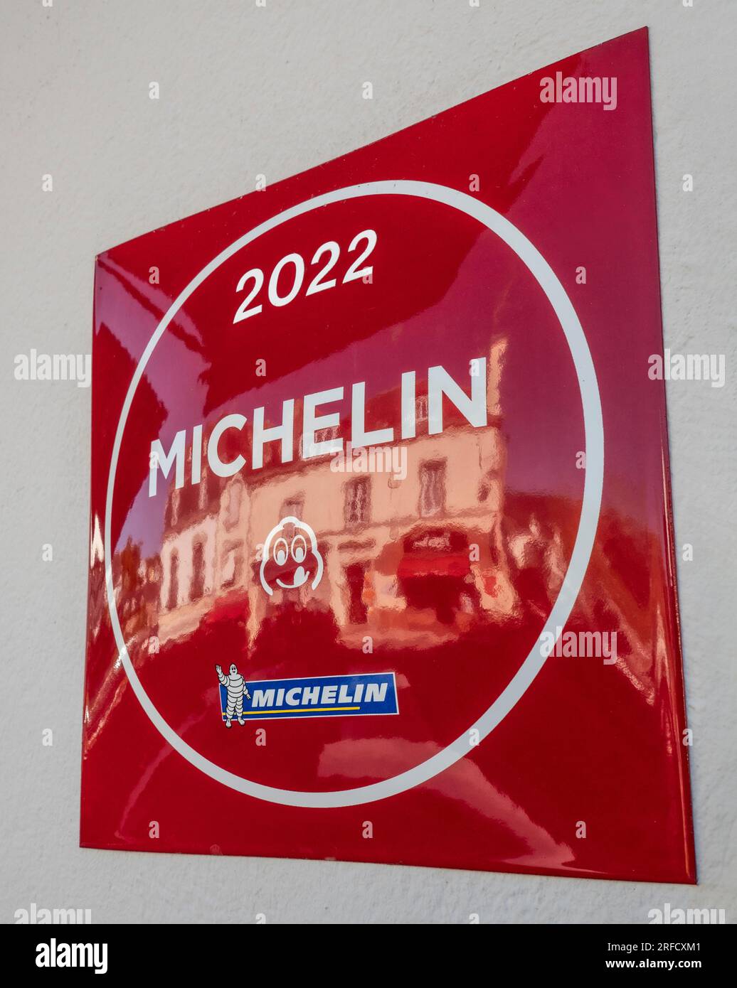 2022 Michelin-Restaurantführer Bib Gourmand-Plakette im Restaurant Sur le Pont Breton Bretagne Dorf Pont Aven Brittany Bretagne Frankreich Stockfoto