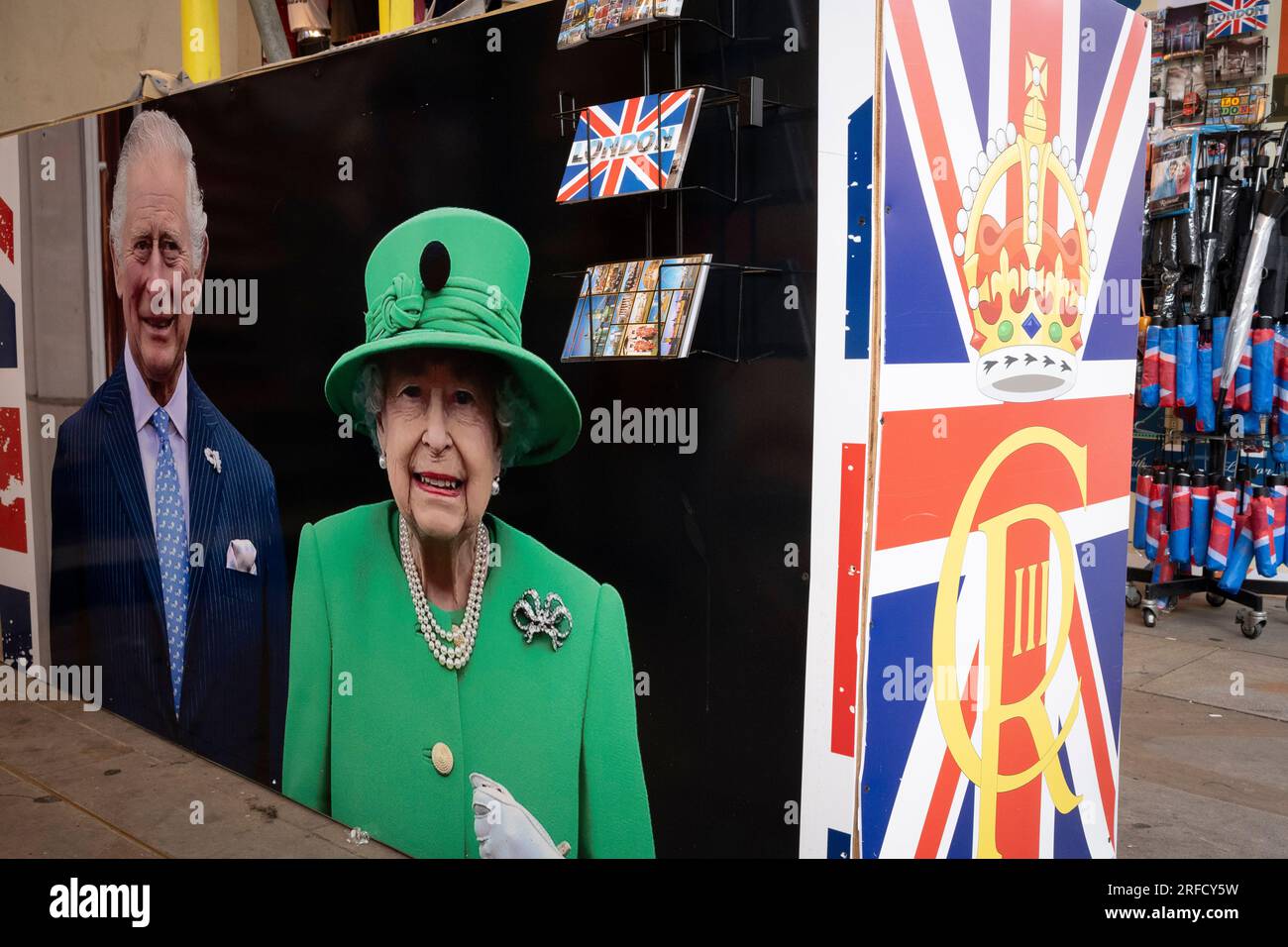 König Karl III. Und seine verstorbene Mutter, Königin Elizabeth II., werden am Piccadilly Circus im West End am 25. Juli 2023 in London, England, auf provisorischen Baustellen gesehen. Stockfoto