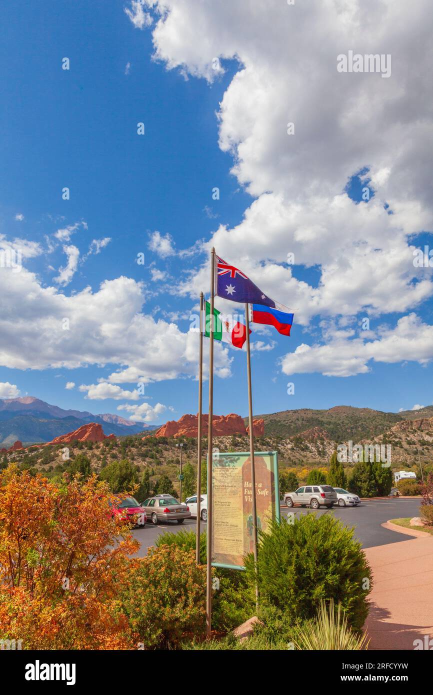 Colorado und historische Flaggen im öffentlichen Park Garden of the Gods in Colorado Springs, Colorado. Stockfoto