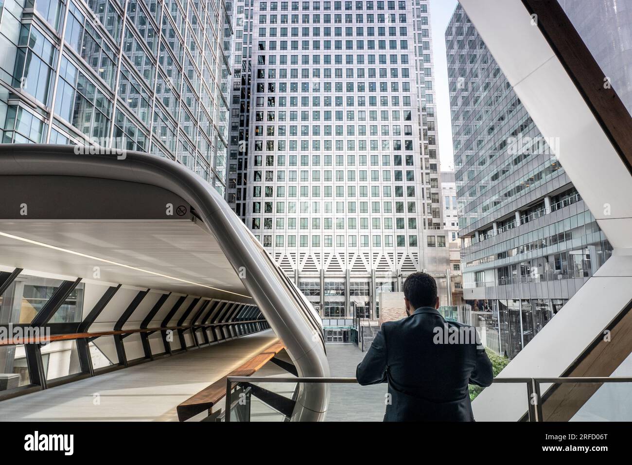 Man & futuristische Architekturperspektive allein, London Canary Wharf Plaza, Beschäftigung Zukunftsperspektiven Gehaltsumfeld. Canary One Tower London UK Stockfoto