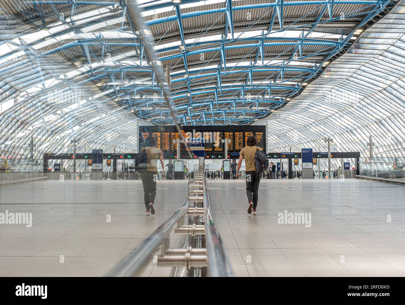 WATERLOO STATION Einzelreisender mit der Bahn in ruhiger, neuer Architektur um die Bahnsteige 20-24 im ehemaligen Eurostar Terminal. Waterloo Station London Stockfoto