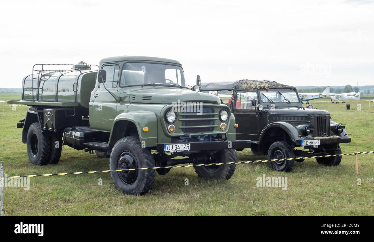 Targu-Jiu, Gorj, Rumänien - 29. April 2023: Oldtimer-Militärfahrzeug auf der Ausstellung auf der Targu-Jiu Air Show, Rumänien Stockfoto