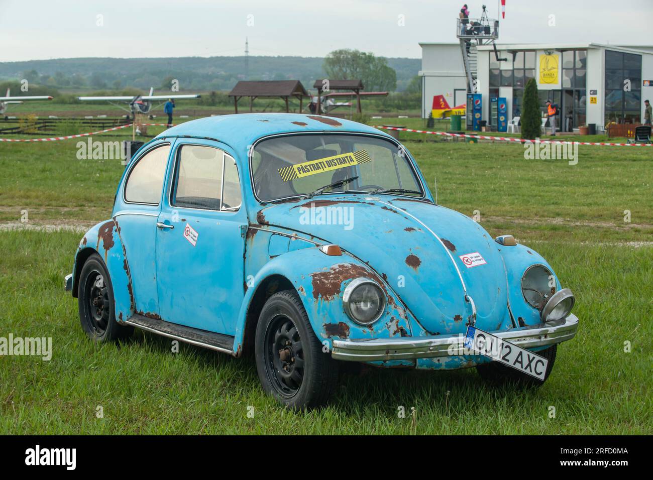 Targu-Jiu, Gorj, Rumänien - 29. April 2023: Vintage Volkswagen Käfer 1300 auf der Ausstellung auf der Targu-Jiu Air Show, Rumänien Stockfoto