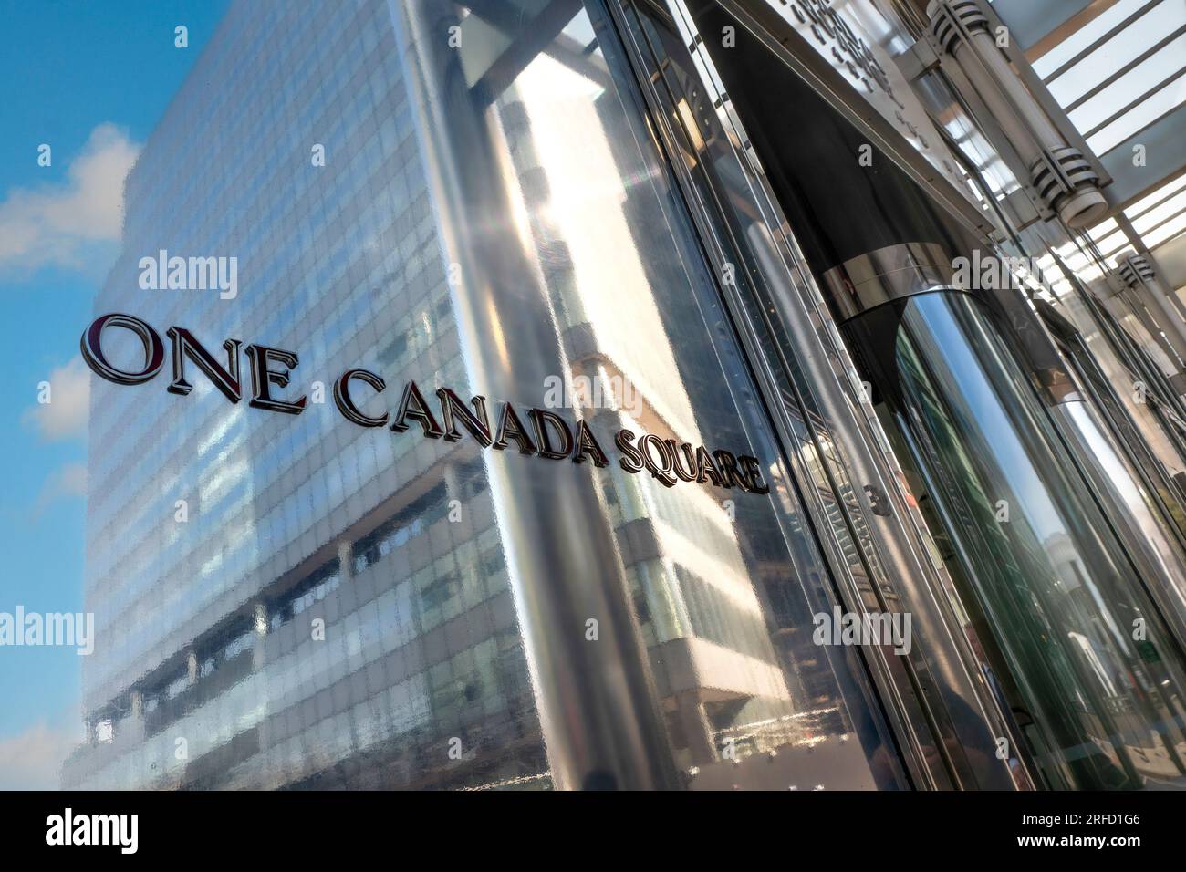 One Canada Square Eingangsschild vor dem berühmten Turm One Canada Square in Sun Outdoor Schild in Canary Wharf London E14 Stockfoto