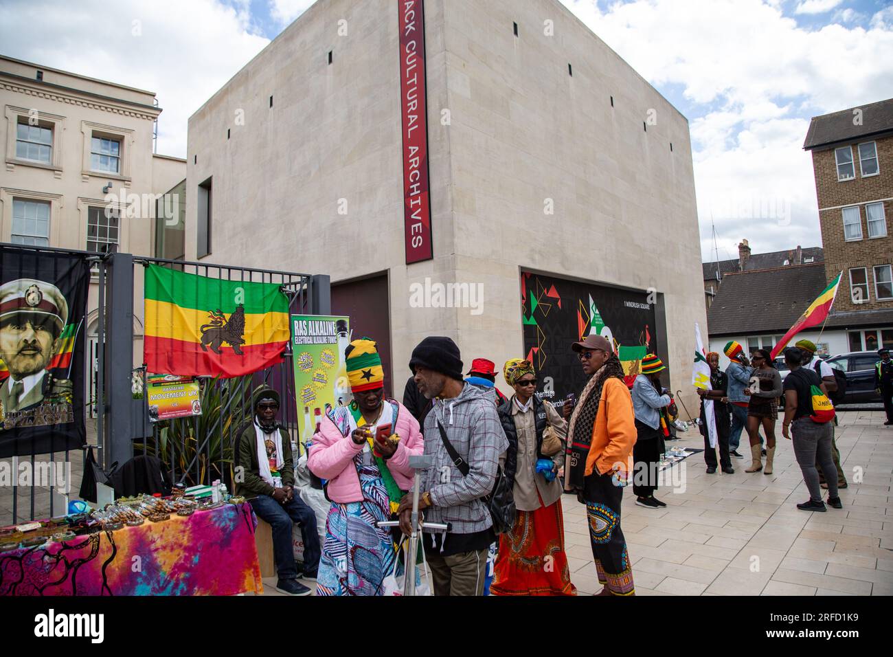 Brixton, Großbritannien. 01. Aug. 2023. Am Tag der Emanzipation versammeln sich Menschen vor dem Schwarzen Kulturarchiv. Der Tag der Emanzipation ist der Jahrestag des Gesetzes zur Abschaffung der Sklaverei von 1833. (Foto: Thabo Jaiyesimi/SOPA Images/Sipa USA) Guthaben: SIPA USA/Alamy Live News Stockfoto