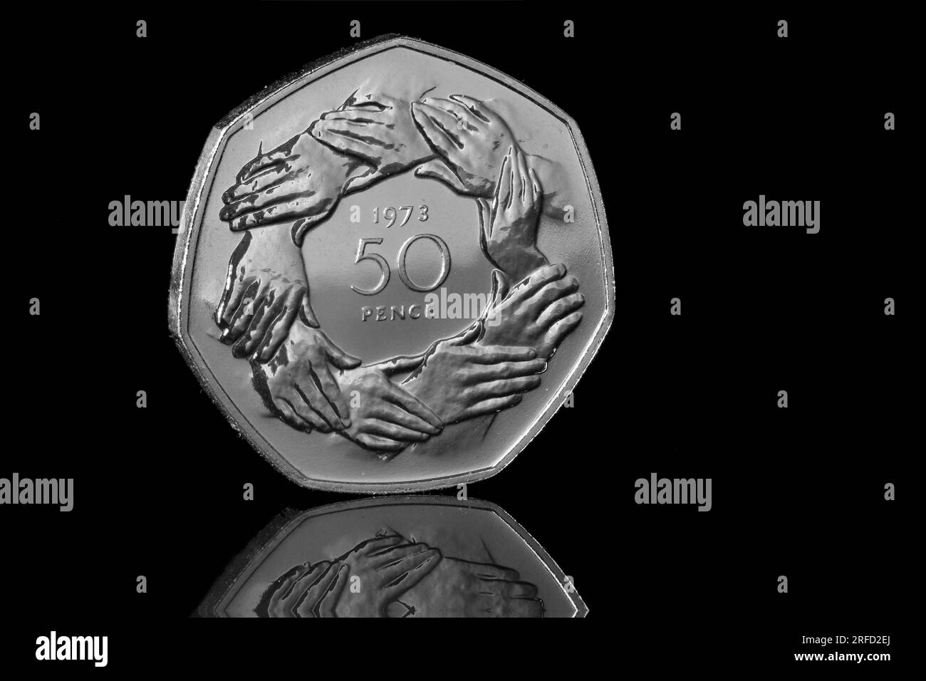 1973 50p-Euro-Münze zum Gedenken an den Beitritt Großbritanniens zur Europäischen Wirtschaftsgemeinschaft und war die erste 50-Pence-Gedenkmünze Stockfoto