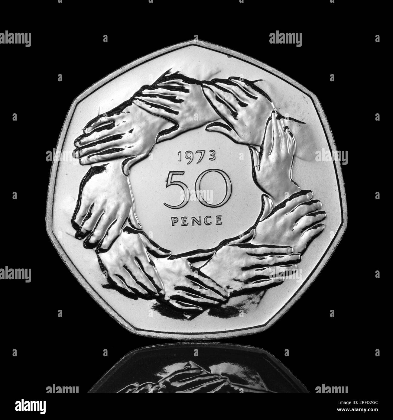 1973 50p-Euro-Münze zum Gedenken an den Beitritt Großbritanniens zur Europäischen Wirtschaftsgemeinschaft und war die erste 50-Pence-Gedenkmünze Stockfoto