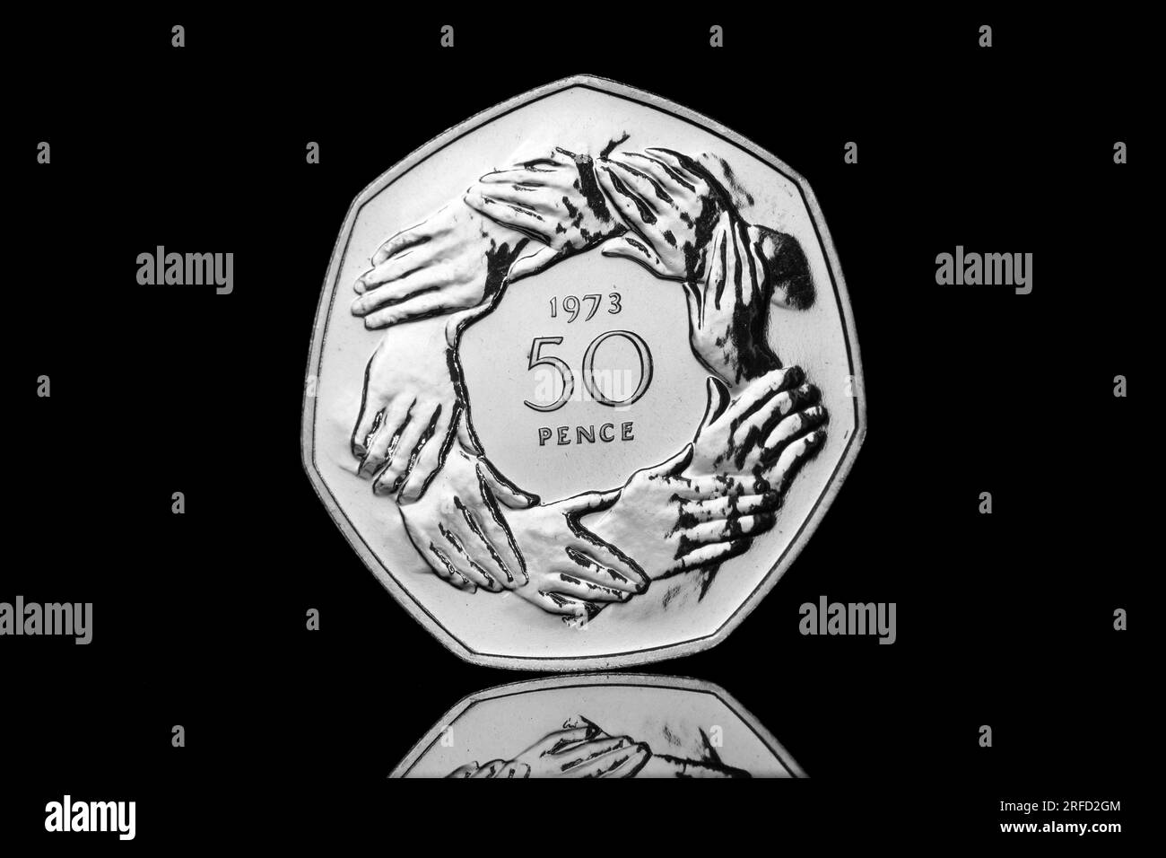 1973 50p-Euro-Münze zum Gedenken an den Beitritt Großbritanniens zur Europäischen Wirtschaftsgemeinschaft und war die erste 50-Pence-Gedenkmünze Stockfoto