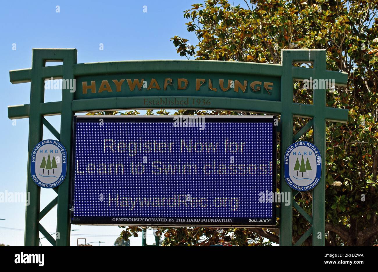 Melden Sie sich jetzt an, um am Hayward Plunge Indoor Swimming Pool am Mission Boulevard in Hayward, Kalifornien, ein elektronisches Schild für die „Schwimmen lernen“-Kurse zu erhalten Stockfoto