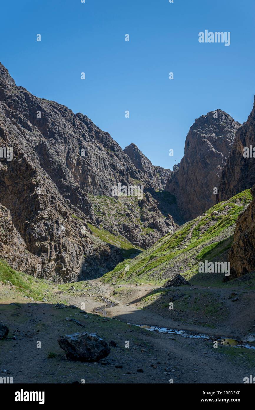 Yolyn am (Gurvan Saikhan National Park), eine tiefe und enge Schlucht im Gurvan Saikhan Gebirge bei Dalanzadgad in der Wüste Gobi, südlicher Mon Stockfoto