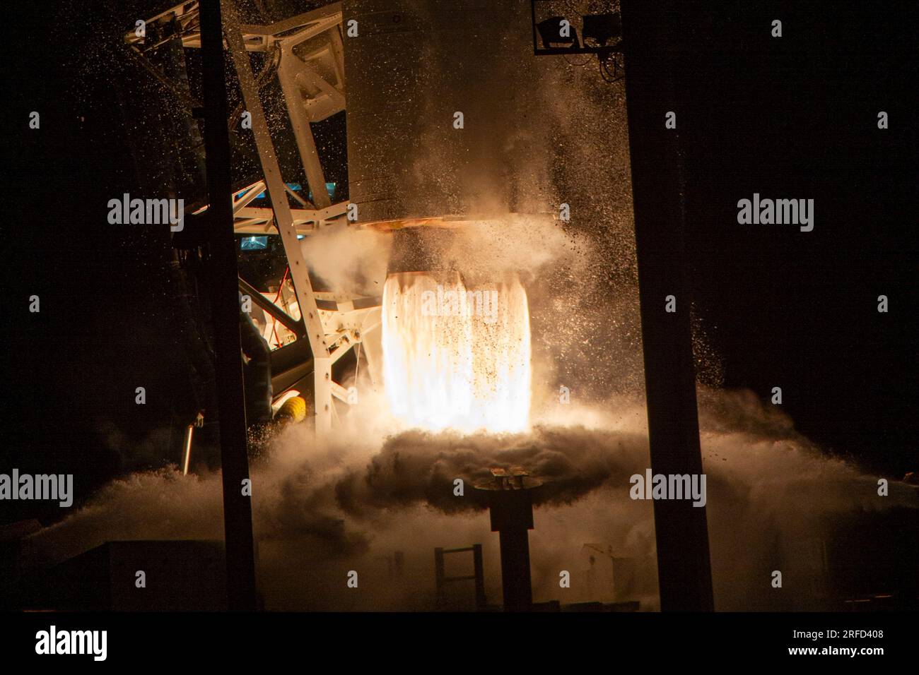 Wallops Island, Vereinigte Staaten von Amerika. 01. August 2023. Raketentriebwerke heben die Northrop Grumman Antares-Rakete mit dem unbemannten Cygnus-Frachtraum an, während sie vom Launch Pad-0A am Mid-Atlantic Regional Spaceport der NASA Wallops Flight Facility, 1. August 2023 in Wallops Island, Virginia, USA, abfliegt. Das Raumschiff transportiert 8.200 Pfund Vorräte für die Internationale Raumstation. Kredit: Terry Zaperach/NASA/Alamy Live News Stockfoto