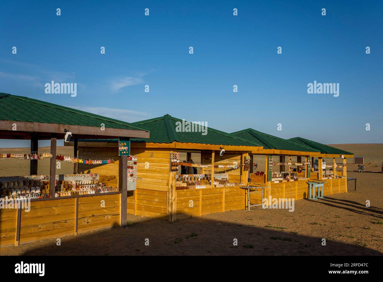 Lokale Händler verkaufen Souvenirs am Eingang zu den Flaming Cliffs in der Wüste Gobi in der Nähe von Bulgan in der südlichen Mongolei, wo ein wichtiger Dinosaurier fos ist Stockfoto