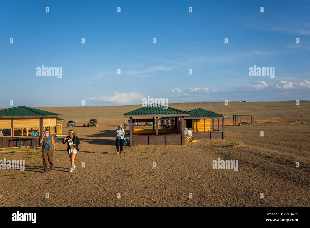 Lokale Händler verkaufen Souvenirs am Eingang zu den Flaming Cliffs in der Wüste Gobi in der Nähe von Bulgan in der südlichen Mongolei, wo ein wichtiger Dinosaurier fos ist Stockfoto