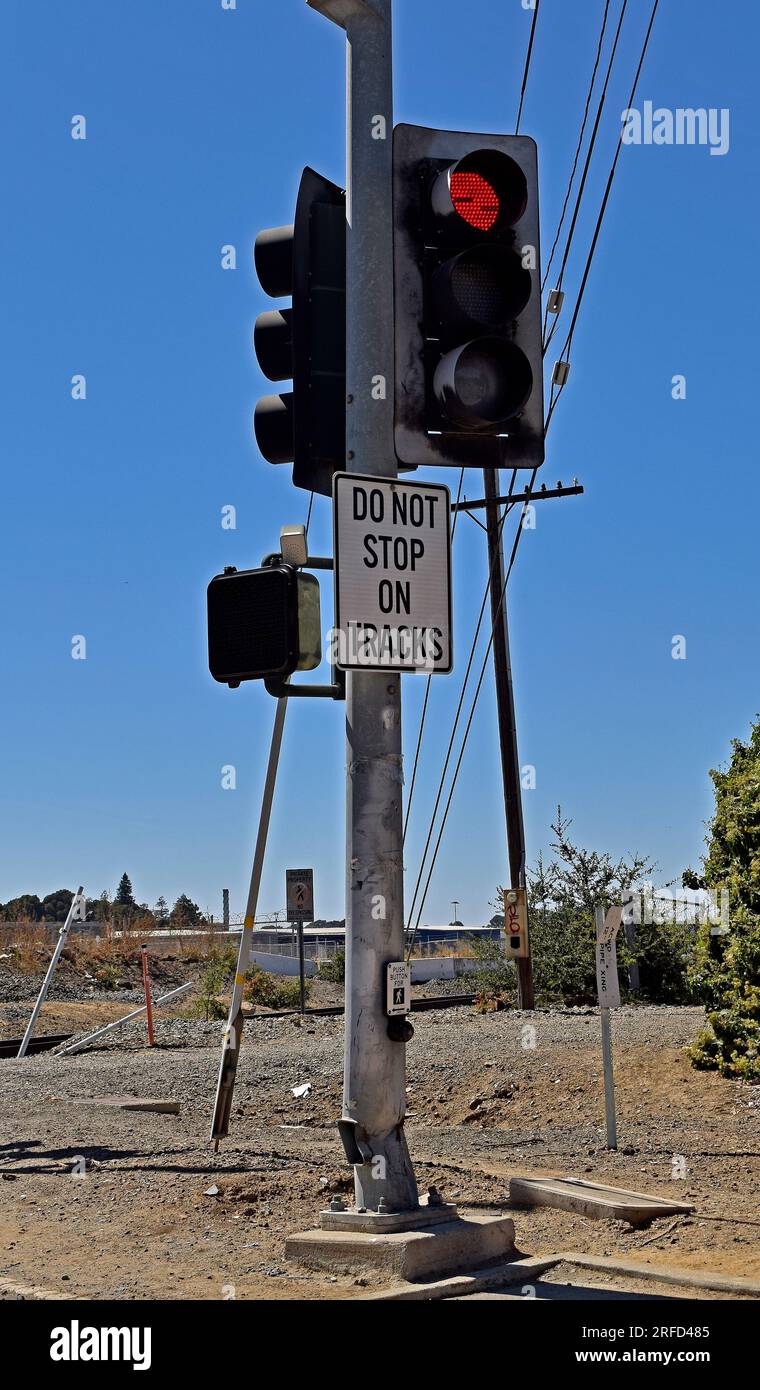 Rote Ampel und Schild „nicht auf den Gleisen halten“ in Kalifornien Stockfoto