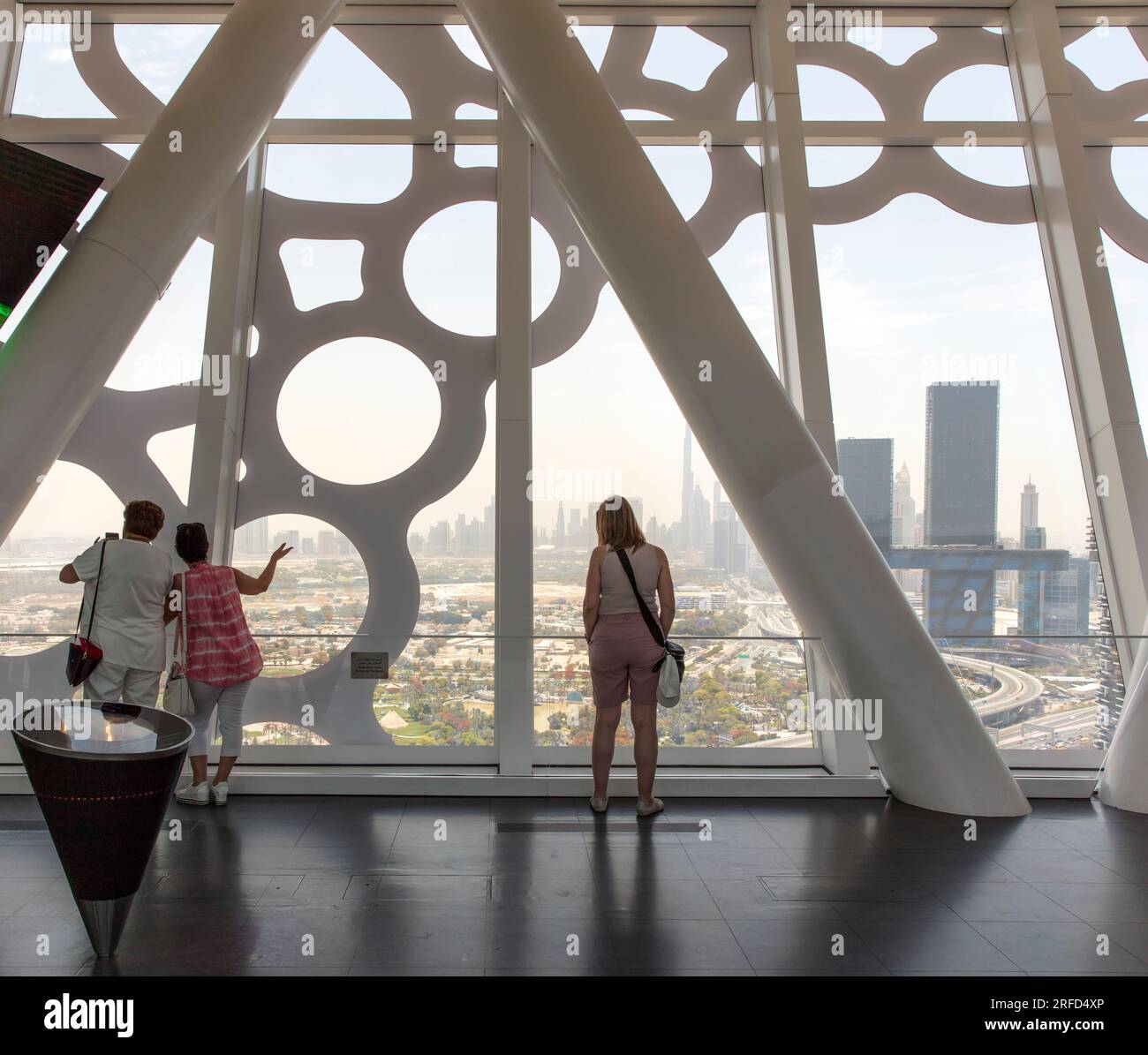 Von der Aussichtsplattform des Dubai Frame, Dubai, Vereinigte Arabische Emirate aus sehen die Menschen die Skyline von Dubai Stockfoto