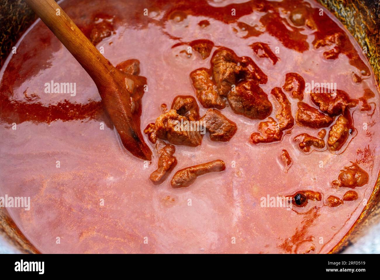 Traditionelles ungarisches Gulasch kocht in einem Kessel. Stockfoto