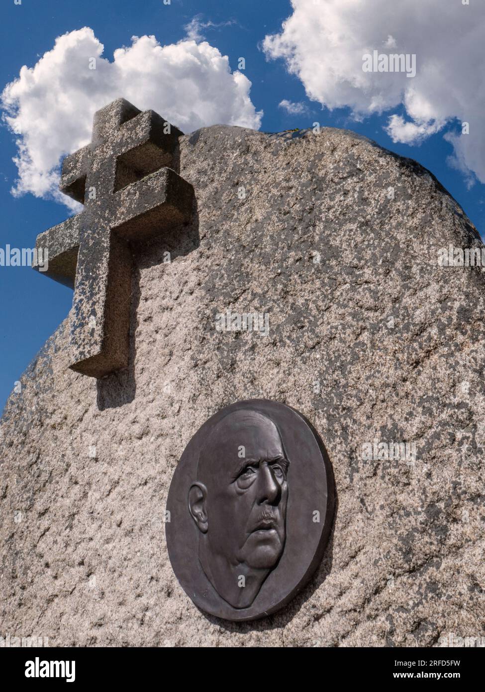 General de Gaulle Bronzetafel am Gedenkstein Säule & Freie Französische Kreuz in Anbetracht seiner 1944 WW2 Rede Place Charles de Gaulle Quimper Frankreich Stockfoto