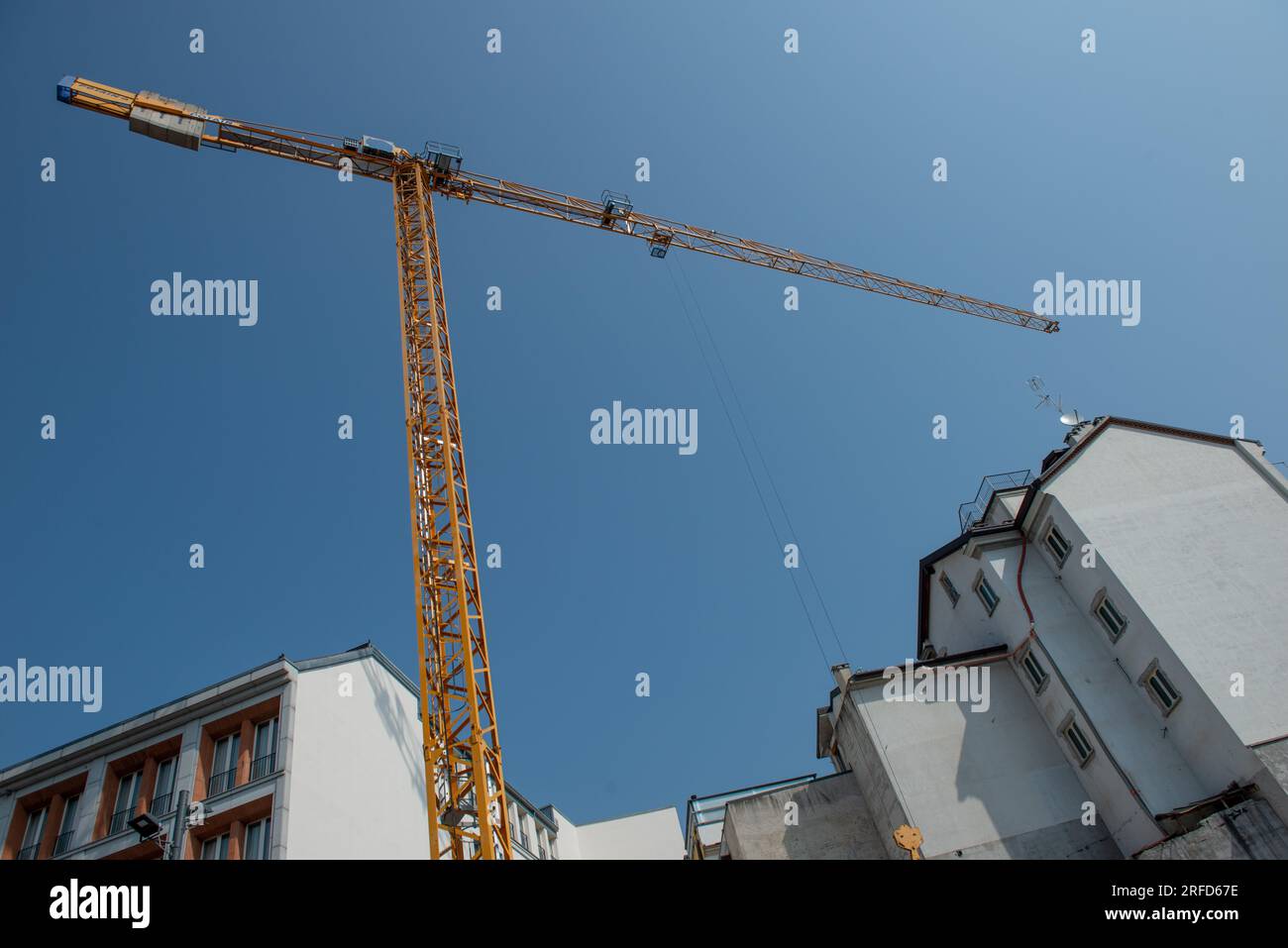 Kranich in Aktion für die Renovierung alter Häuser Stockfoto
