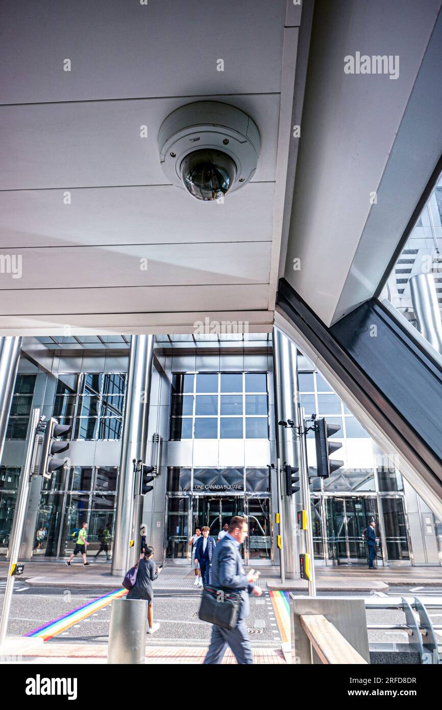 CCTV-Überwachung Sicherheit Netzwerk Kamera in Canary Wharf mit Büro und Besucher hinter sich. Eine 360-Zustand der kunst, Geschlossen security camera system, welche Datensätze illegale, anti-soziales Verhalten und Alerts für sofortige Maßnahmen Canary Wharf London E14 Stockfoto