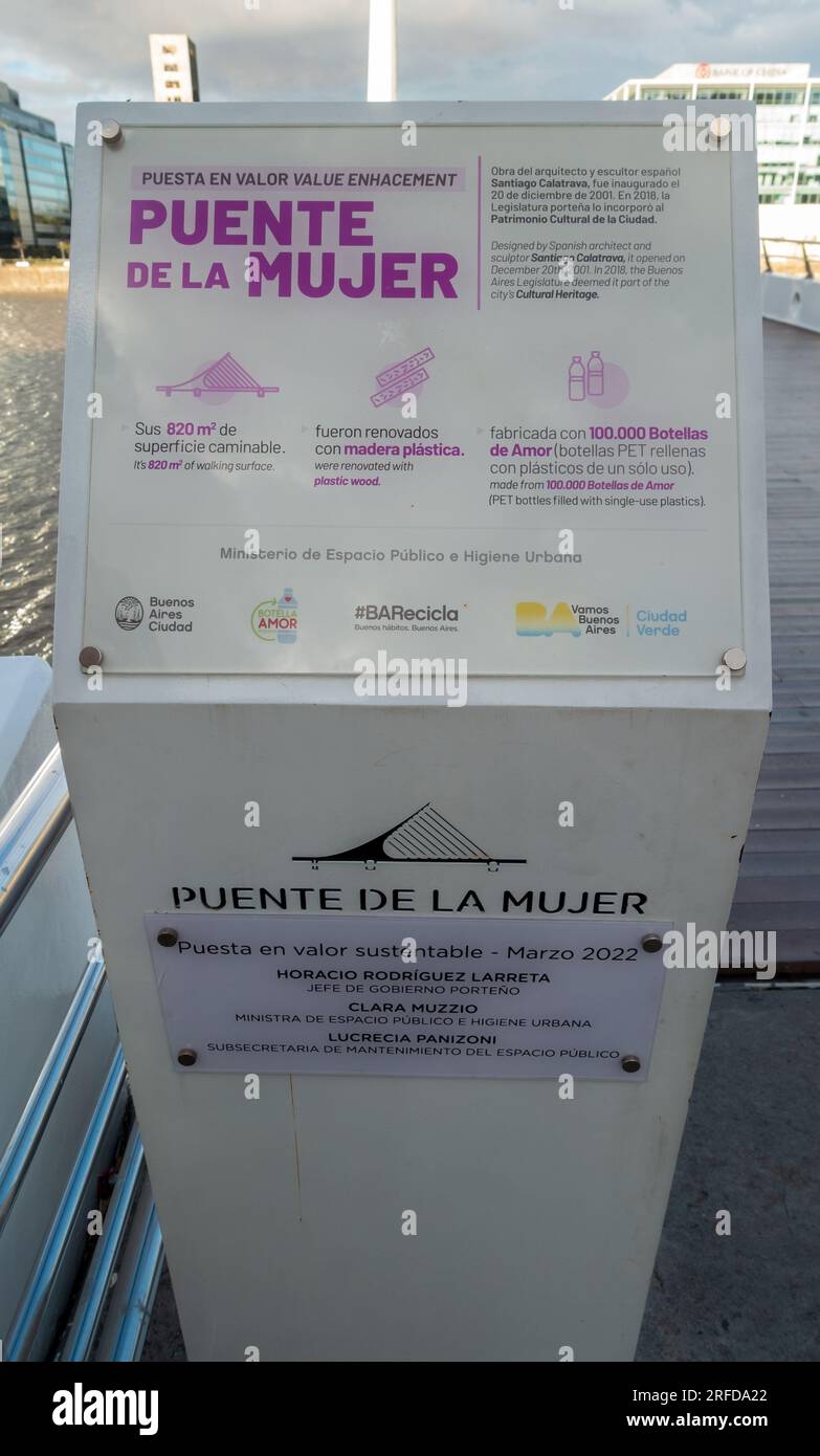 Information Tafelschild am Puente De La Mujer, oder Frauenbrücke, berühmte rotierende Fußgängerbrücke am Puerto Madero Waterfront in Buenos Aires, Argentinien Stockfoto